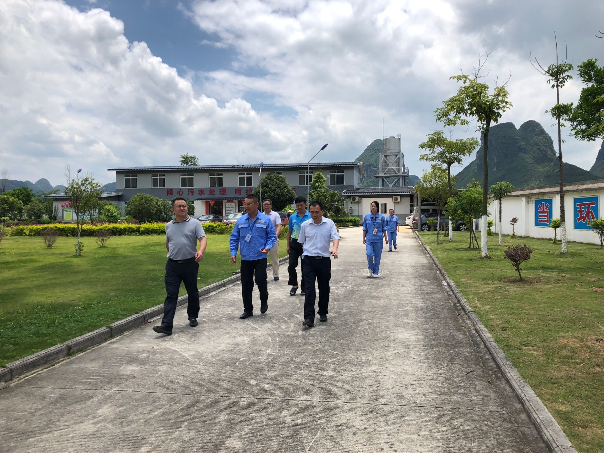 20180619河池市副市长钟洪（左一）、罗城县副县长覃周民（右一）莅临罗城污水处理厂检查指导工作.jpg